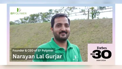Narayan Lal Gurjar auf einem Feld mit dem Siegel von Forbes 30 Under 30 Asia 2024