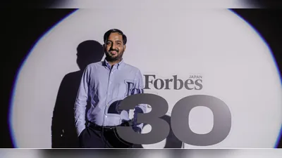 Narayan Lal Gurjar posa ante el número 30 del logotipo de Forbes Japan