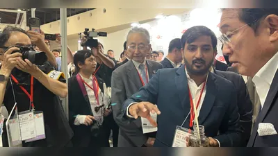 Narayan Gurjar muestra el producto a visitantes en el stand de Global Startup EXPO 2025