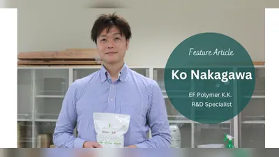 Ko Nakagawa, especialista de I+D, sostiene un envase de EF Polymer