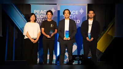 Team von EF Polymer mit den Auszeichnungen des Peacetech Award 2025 auf der Bühne